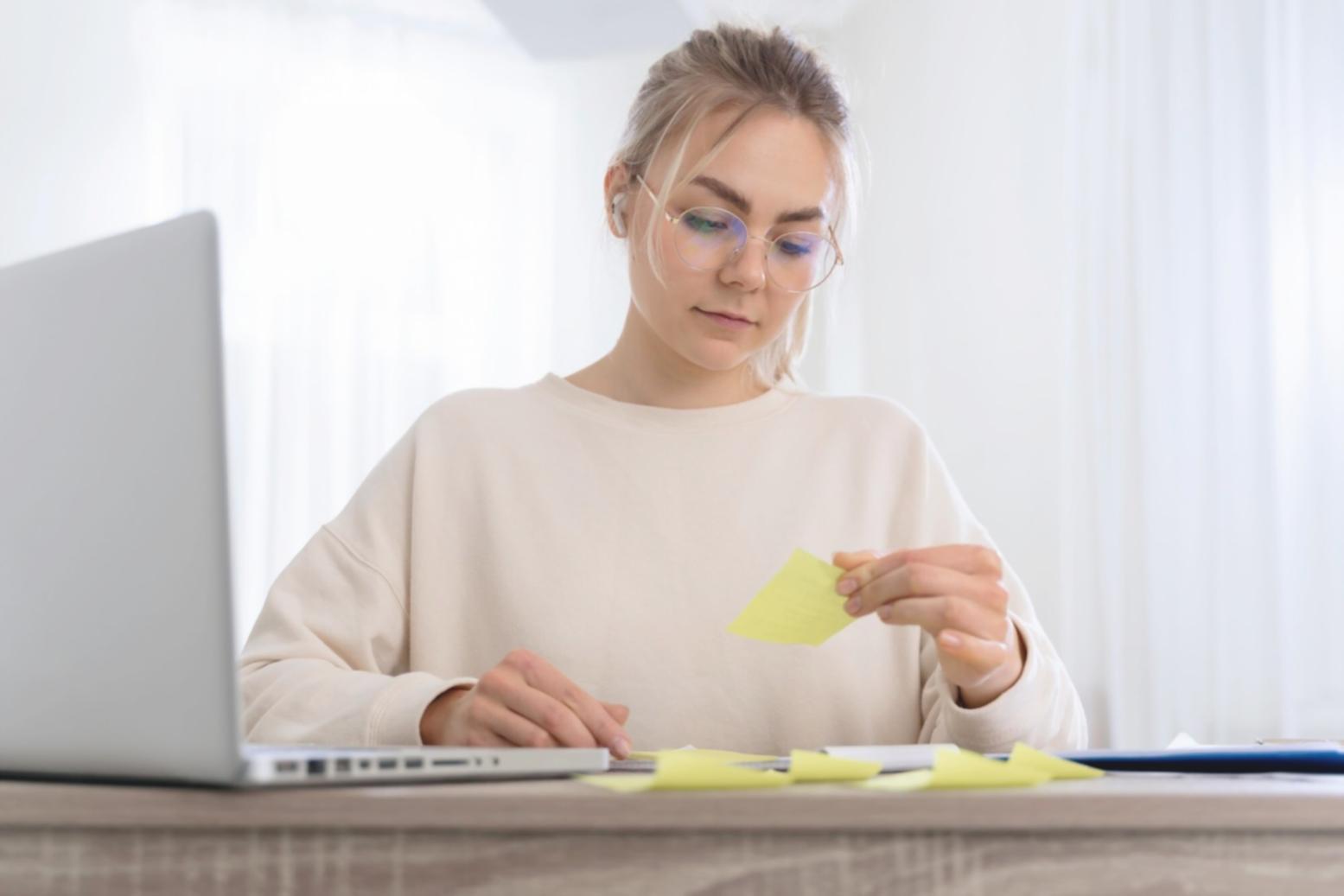 Équipe analysant les stratégies de prévention des risques budgétaires